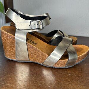 Plakton Gold Wedge Sandals
